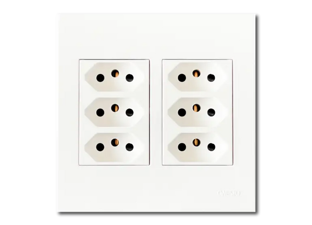 4 x 4 Unswitched Socket